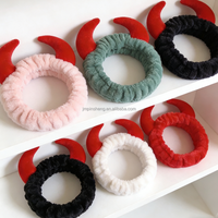Bandeau personnalisé en polaire corail réutilisable antidérapant pour le yoga, les soins de la peau, le lavage du visage, le spa facial, les fêtes, le maquillage et comme accessoire capillaire, avec motif cornes de démon