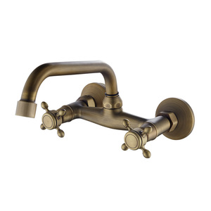 <span class=keywords><strong>Robinet</strong></span> d'évier de cuisine à double poignée en laiton antique <span class=keywords><strong>Robinet</strong></span> d'évier de cuisine moderne pivotant <span class=keywords><strong>mural</strong></span> pour eau chaude et froide Robinets de lavabo en céramique à double trou - Product Image 1