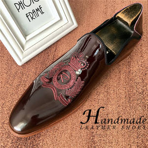 Nouvelles Chaussures Habillées Tendance Brodéées Montantes à Enfiler pour Hommes, Mocassins de Ville à Bout Pointu en Cuir Brillant Léger - Product Image 2