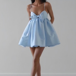 Vestido Casual OEM en Oferta, Nuevo Estilo Europeo y Americano, Sexy y a la Moda, con Cuello en V y Lazos, Transpirable, de Satén, sin Tirantes, Mini Vestido de Fiesta - Product Image 1