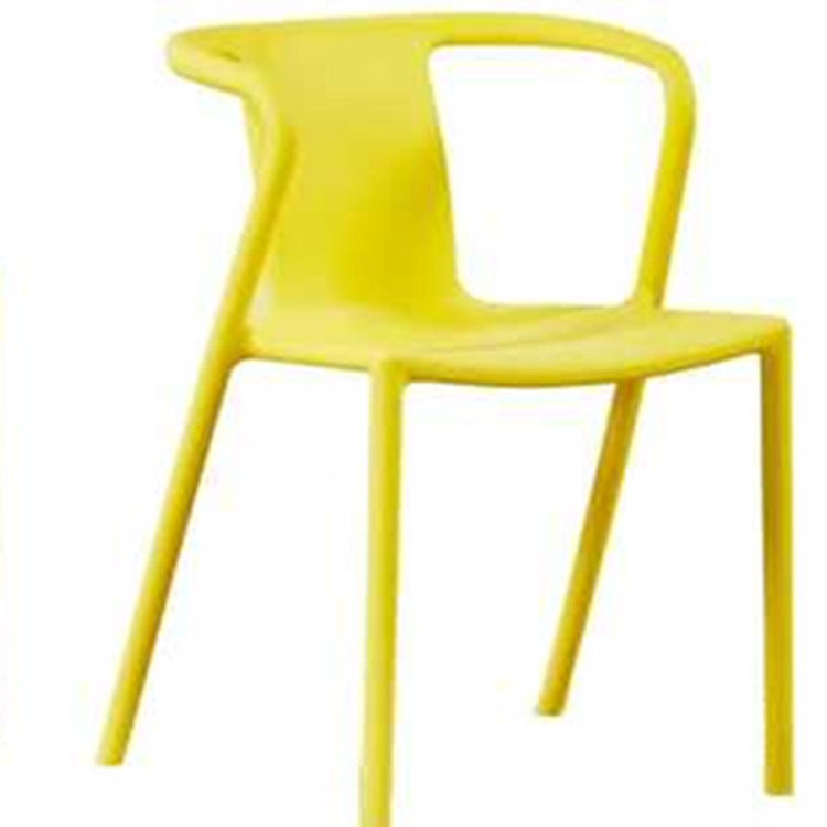 Sedia tutta in plastica gialla