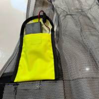 Gilet de sécurité réfléchissant noir réglable en forme de V pour la course à pied et le cyclisme, en maille polyester durable avec lumières LED