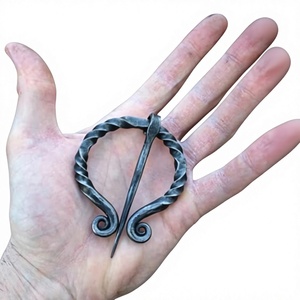 Broche torsadée en fer forgé faite à la main, style pénannulaire médiéval viking antique, pour vêtements/cape - Product Image 2