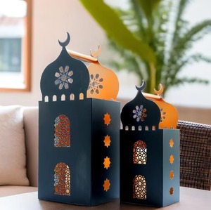 Lanterne à bougie en métal la plus vendue pour la décoration de la maison, des restaurants, des hôtels et des fêtes du Ramadan et de l'Aïd, disponible à la vente - Product Image 4