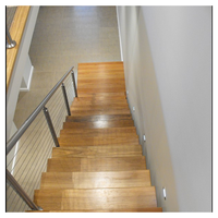 Rampe d'escalier droite Prima avec verre dépoli translucide pour la protection de l'intimité et la diffusion de la lumière pour escaliers de maisons modernes