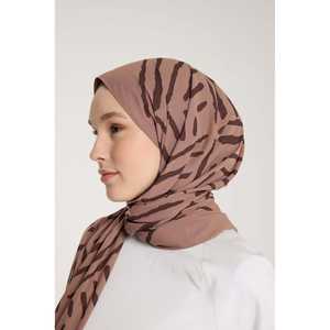 Écharpe en soie Pure Tone avec motif en V, couleur café au lait - Product Image 2