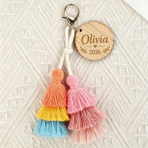 Breloque de sac en bois 3D personnalisée avec gaufrage imprimé, écologique, en forme de disque, avec pompon, nom et date 2026, cadeau de mariage pour demoiselle d'honneur - Product Image 1