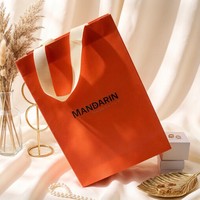 Sac en papier kraft personnalisé avec logo, nouveau design, estampage à chaud doré, sac de shopping pour vêtements, sac cadeau recyclable avec ruban en satin