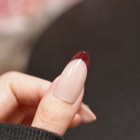 Faux ongles à presser élégants bordeaux français longs en amande, base nude brillante, pour usage quotidien et soirées