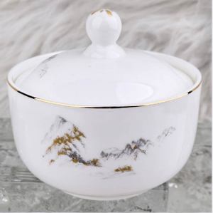 Nouvel ensemble de vaisselle en porcelaine fine avec motif paysage montagneux et bordure dorée, idéal pour banquets d'hôtel de luxe, personnalisable avec logo - Product Image 1