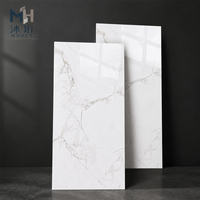 Carreaux en porcelaine entièrement émaillés résistants à l'abrasion 600x1200mm, aspect marbre beige veiné or poli pour projets commerciaux