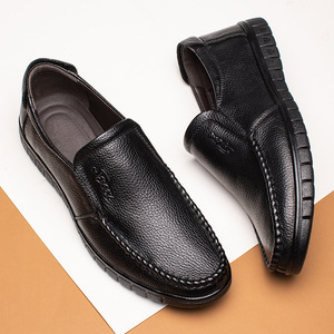 Mocasines de cuero para hombre, con punta redonda, suela de goma, entresuela de EVA, zapatos casuales para todas las estaciones. - Product Image 2
