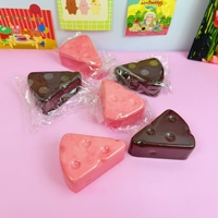 Jouet Squishy à Remontée Lente Thème Alimentaire : Triangle au Chocolat et Fraise, Jouet Anti-Stress et de Décompression
