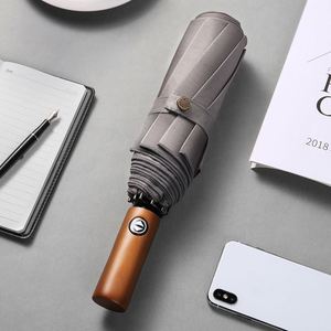 ร่มพับอัตโนมัติขนาดกะทัดรัดแบบใหม่จากจีน สำหรับกันฝนและกันแดด ด้ามไม้ - Product Image 1
