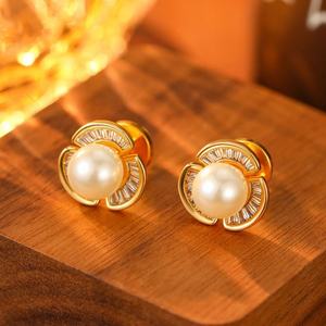 Boucles d'oreilles clous tendance et luxueuses en perles et zircons pour femme, plaqué or, style géométrique, cadeau haut de gamme - Product Image 5