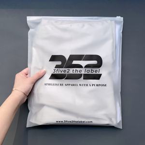 Sacs à fermeture éclair givrés personnalisés avec impression noire - Emballage en poly mat pour le branding des marques athleisure et de vêtements - Product Image 2