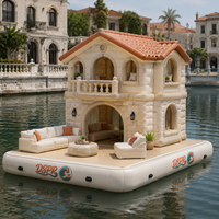 Maison flottante gonflable haut de gamme à double pont avec toit en tuiles, fenêtre en arche et escalier, idéale pour club nautique privé et loisirs aquatiques VIP