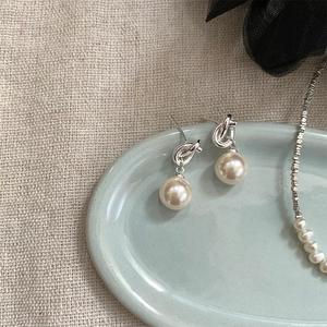 Pendientes de Plata de Ley S925 con Perlas Trenzadas, Joyería Elegante de Alta Gama para Mujer, Chapada en Oro - Product Image 3