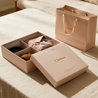 Boîtes d'expédition en carton sur mesure Conception de stratification mate Papier de carton d'emballage personnalisé différent pour le gaufrage de vêtements