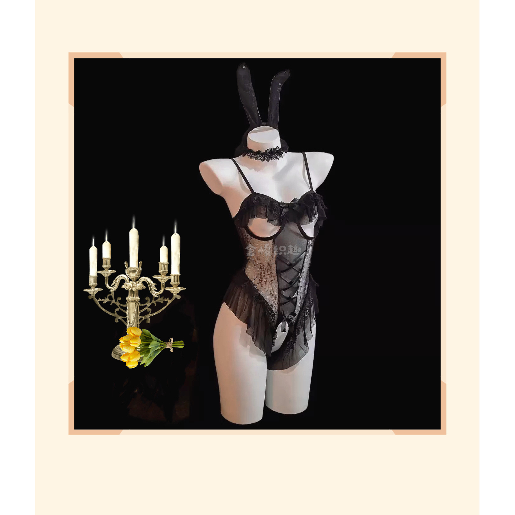 Costume noir, bas non inclus.