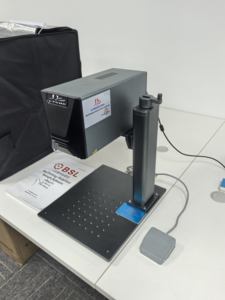 LY 电脑版迷你台式光纤激光打标机铭牌打标机和雕刻机 20W - Product Image 2