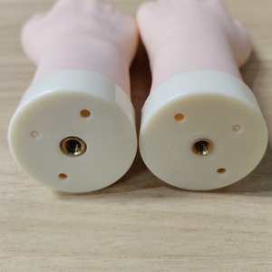 Modèle de main de simulation flexible en silicone Pointes d'ongles insérables Vernis à ongles Gel Outil de pratique Présentoir Modèle en caoutchouc de fausse main - Product Image 6