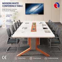 Table de formation moderne avec modules de bureau encastrés pour les présentations et la collaboration d'équipe