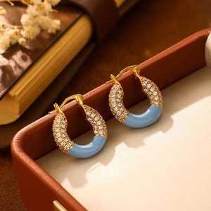 Nouvelles boucles d'oreilles clous en forme de U en zirconium cuivre doré à la mode pour femmes, tendance haut de gamme, luxe léger - Product Image 3
