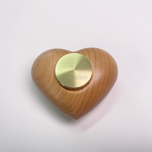 Urna de corazón de madera de cerezo de estilo europeo moderno, Mini recuerdo de madera elegante para cenizas humanas, suministros funerarios, recuerdos preciados - Product Image 2