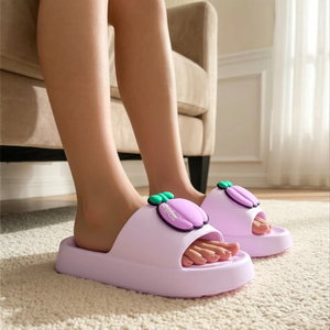 Zuecos Juveniles con Orificios y Decoración de Oso, Impermeables, Antideslizantes, Resistentes al Desgaste, de Doble Uso para Interiores/Exteriores - Product Image 1