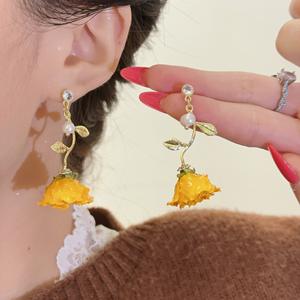 Boucles d'oreilles pendantes en fleurs jaunes pérennes faites à la main, style bohème, vente chaude, boucles d'oreilles à clous en perles de fleurs de rose séchées naturelles pour filles - Product Image 2