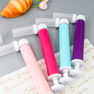 Pistola pulverizadora de pasteles Manual de plástico nueva de fábrica, herramientas de cocina Mu Si con plumero de Color y <span class=keywords><strong>barril</strong></span> de pulverización para hornear - Product Image 1