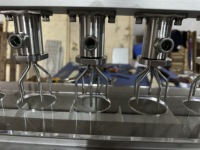 Machine de remplissage de crème de confiture entièrement automatique de beignet de côté supérieur Injection de remplissage de beignet pour le gâteau Berliner de beignet Croissant avec le tri