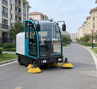Conduire une balayeuse mobile avec équipement d'aspiration et une balayeuse électrique fermée