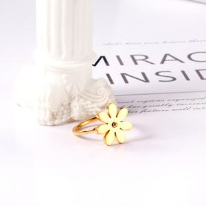 Bague Fleur Marguerite Minimaliste en Acier Inoxydable Plaqué Or 18K, Bague Pétale Minimaliste, Bagues Florales Étanche pour Femme - Product Image 3