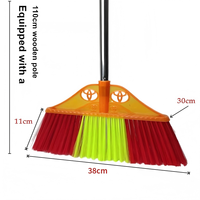 Balai en plastique durable effet soie glacée avec manche en bois et poils à dents moyennes pour usage domestique et extérieur, vente en gros