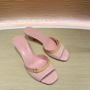 Chaussures de créateur de luxe minimalistes en gros de Guangzhou pour femme, à talon moyen, rose pastel, bout ouvert, en cuir souple avec doublure en cuir, pour l'été et le quotidien - Product Image 1