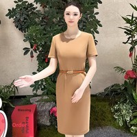 Setelan Gaun Kantor Wanita Jaket Putih Gaun Pensil Warna Camel Berikat Pinggang Dua Potong Layanan Pelanggan Resepsionis Hotel Kustom