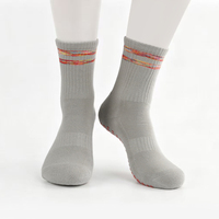 Chaussettes GOTS OCS OEM personnalisées à rayures, pour le sport, le yoga et le Pilates, en coton absorbant la transpiration, avec points antidérapants et soutien de la voûte plantaire