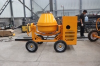 Malaxeur à béton autochargeur miniature à essence à performance stable, malaxeur vertical diesel 500L, réservoir de mortier, camion malaxeur