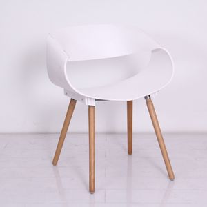 كرسي طعام بمسند ذراع أبيض نصف دائري الشكل مع ظهر ومقعد بلاستيكي وأرجل خشبية - Product Image 1