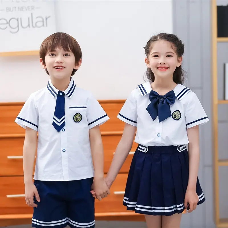 Vestido de uniforme de escuela secundaria, camisa Polo y pantalones cortos