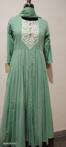 Ensemble Kurti Duppata long en coton pur avec broderie ethnique verte pour femmes, à porter lors de fêtes et de cérémonies familiales - Product Image 5