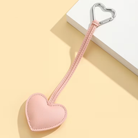 Pendentif de sac minimaliste en cuir PU en forme de cœur de pêche, accessoire vestimentaire sur le thème de l'amour, breloque pour couple