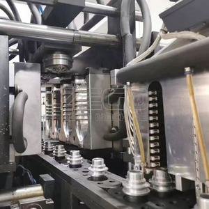 Máquina de bolos de botella de plástico de 5L que sopla 2 cavidades eficiente completamente automática - Product Image 4