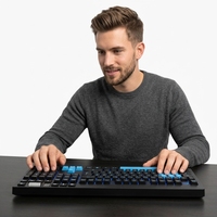 Clavier de jeu mécanique filaire OEM ODM à lumière bleue programmable 104 touches avec rétroéclairage RVB USB Type-C étanche ergonomique