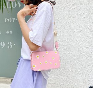 Sac bandoulière élégant pour femme en PU rose avec motif de marguerite blanche et quincaillerie dorée - Product Image 1