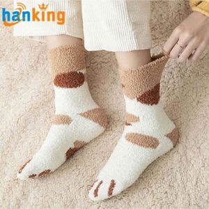 Calcetines Divertidos de Forro Polar para Mujer, con Diseño de Patas de Perro y Gato Blancas, Gruesos y Cálidos para Uso Diario - Product Image 3