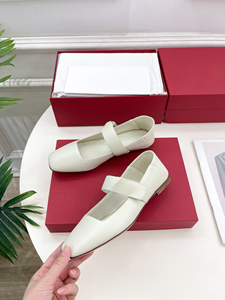 รองเท้าส้นเตี้ยทรงแมรี่เจนหัวเหลี่ยมหนังแก้วสีชมพูพร้อมสายรัดเส้นเดียว - Product Image 3