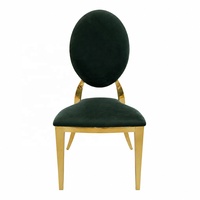 Chaise de banquet empilable en velours vert pour événements et mariages, avec piètement en acier inoxydable doré, idéale pour hôtels et restaurants.